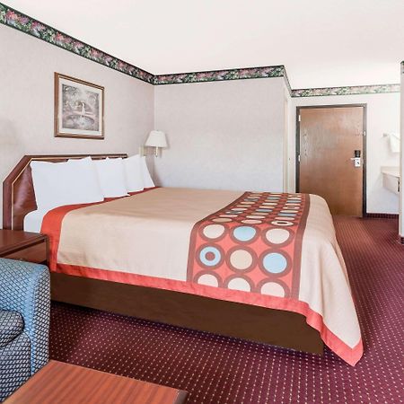Super 8 By Wyndham Cleveland Motel Exterior photo