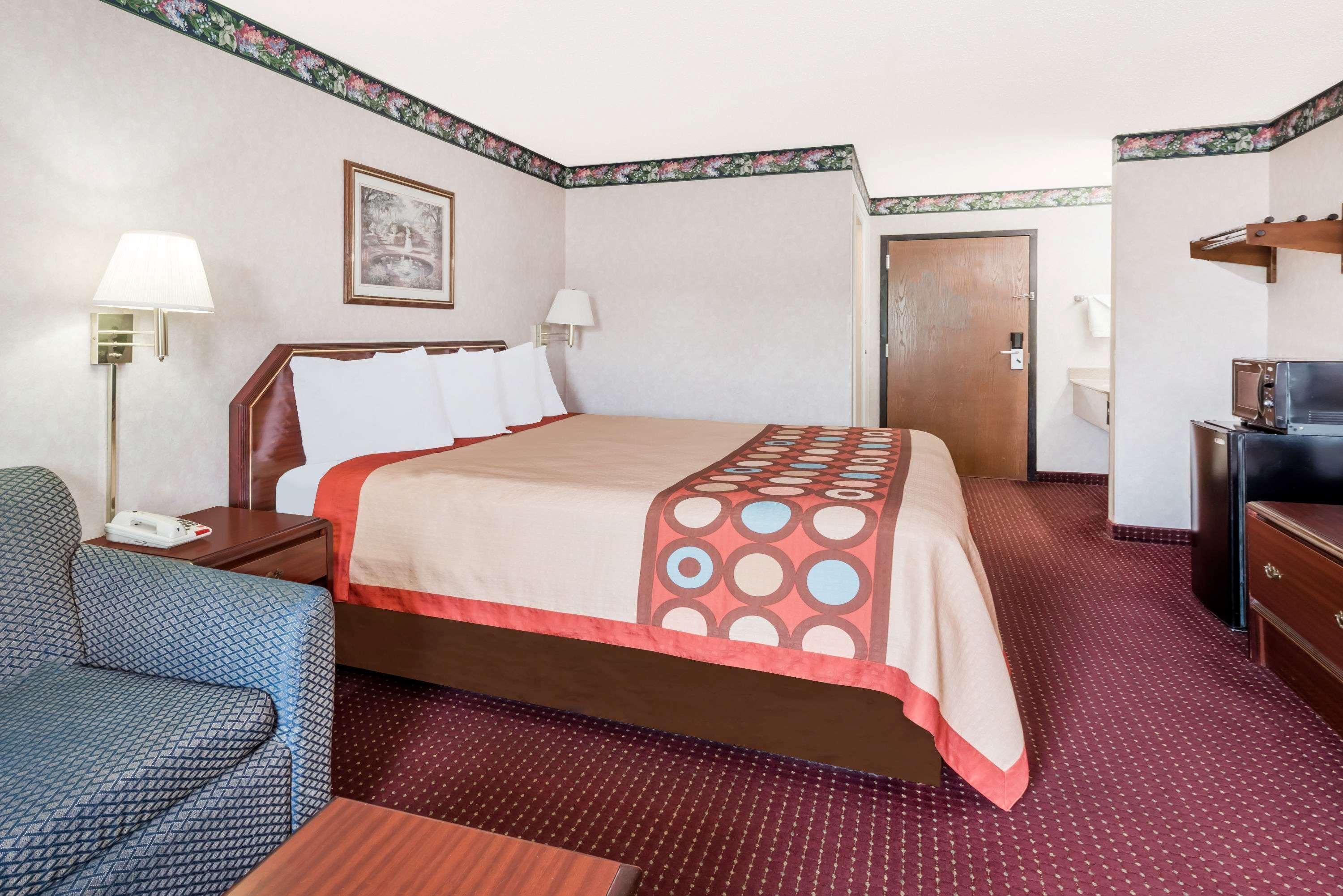 Super 8 By Wyndham Cleveland Motel Exterior photo