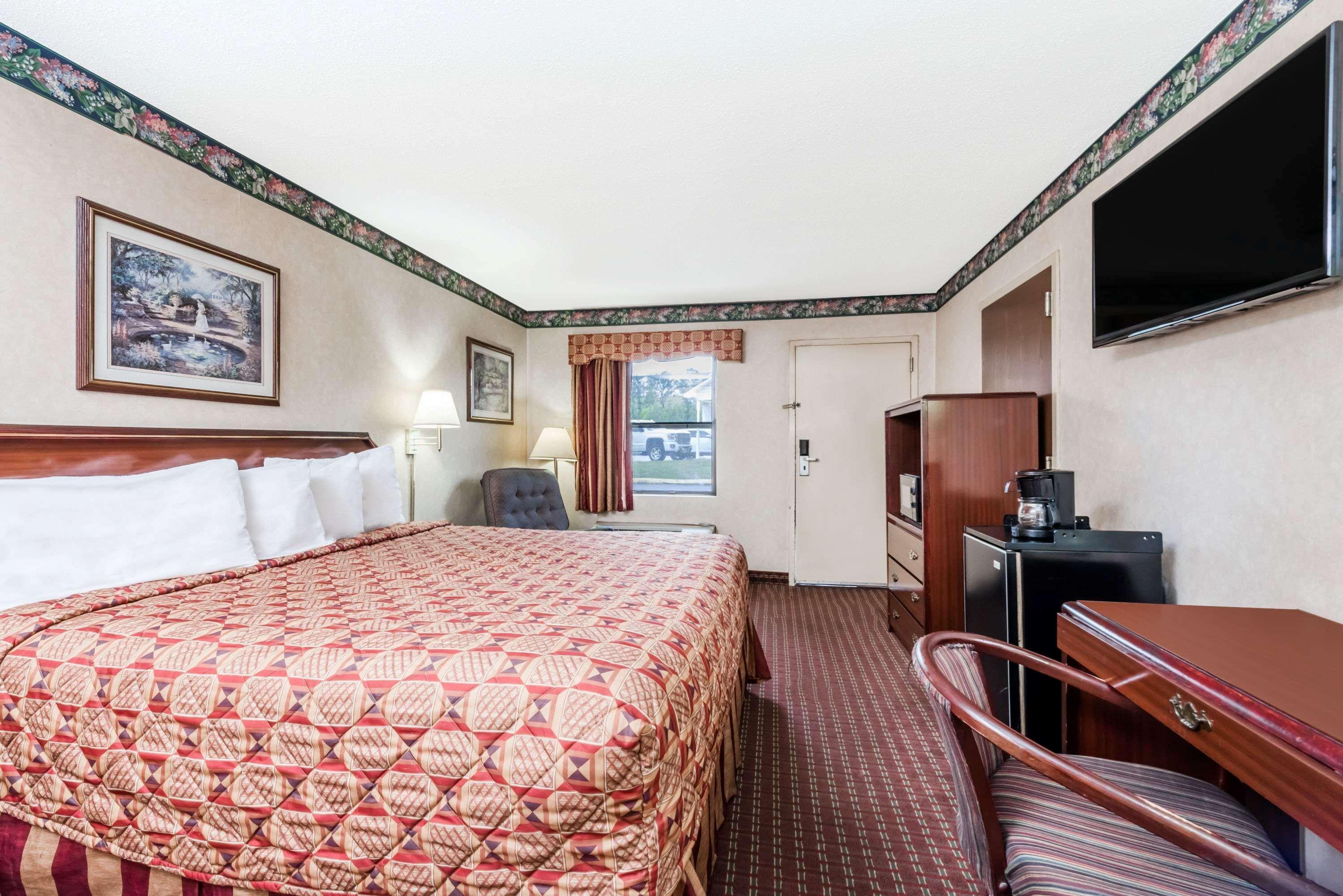 Super 8 By Wyndham Cleveland Motel Exterior photo