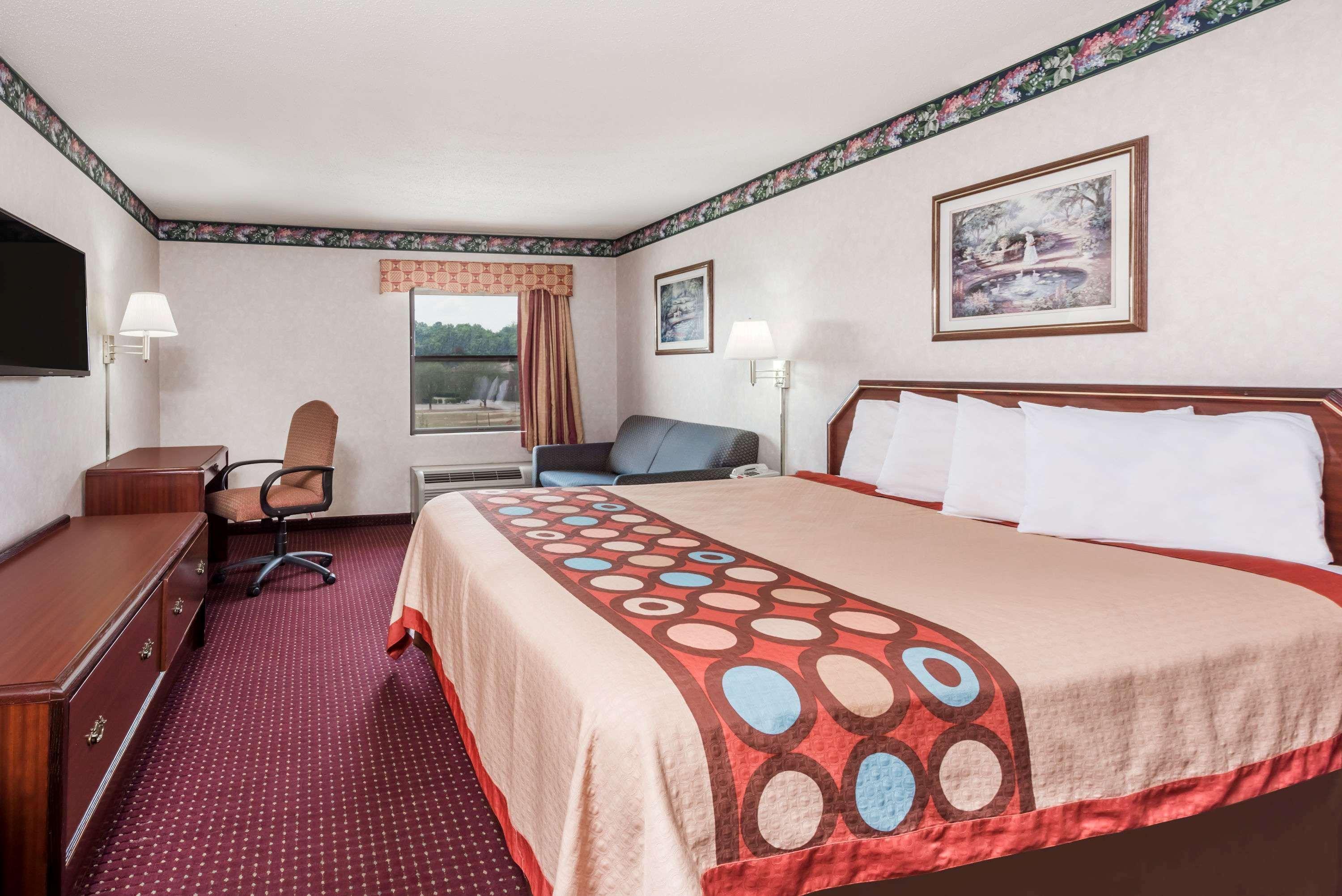 Super 8 By Wyndham Cleveland Motel Exterior photo