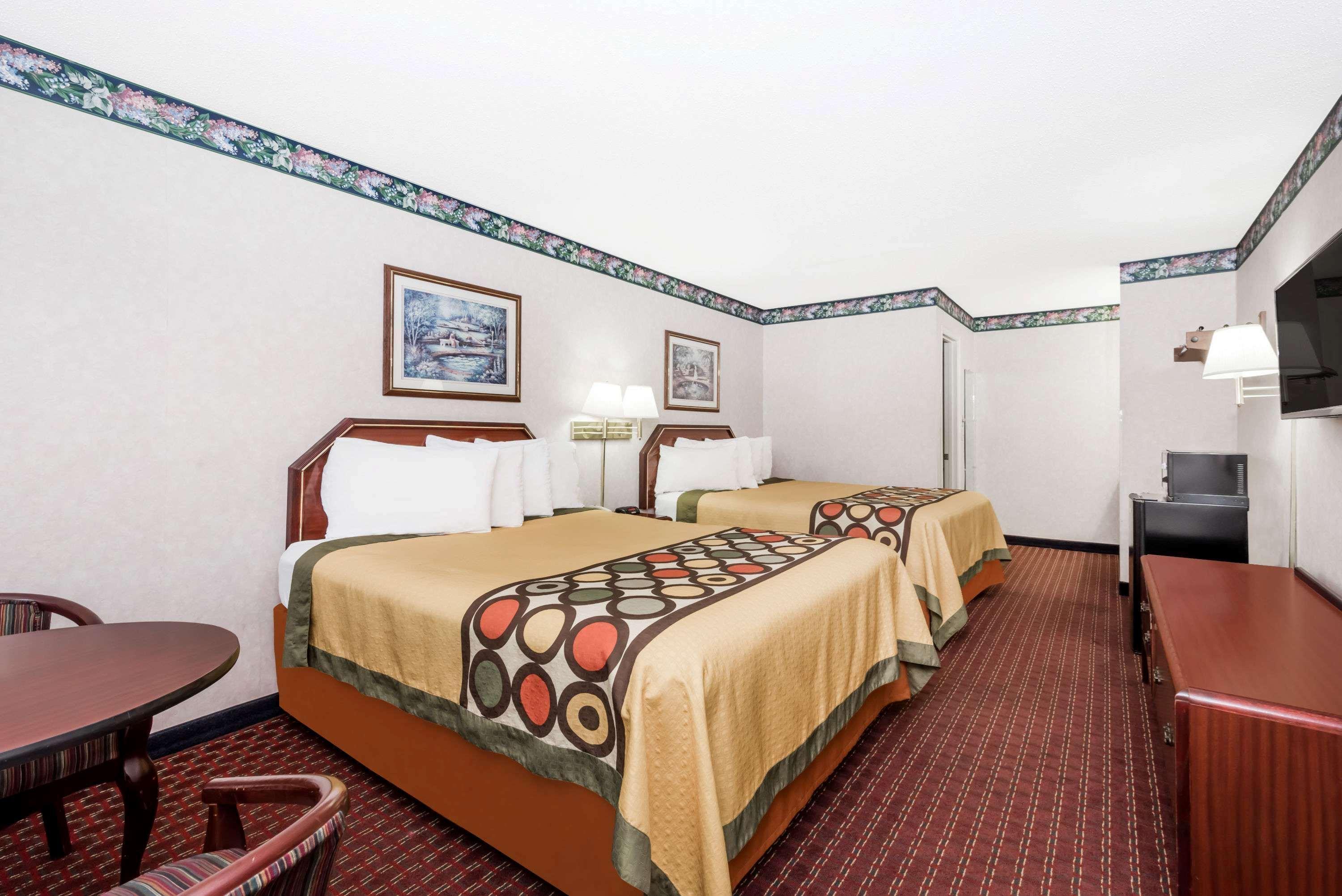 Super 8 By Wyndham Cleveland Motel Exterior photo