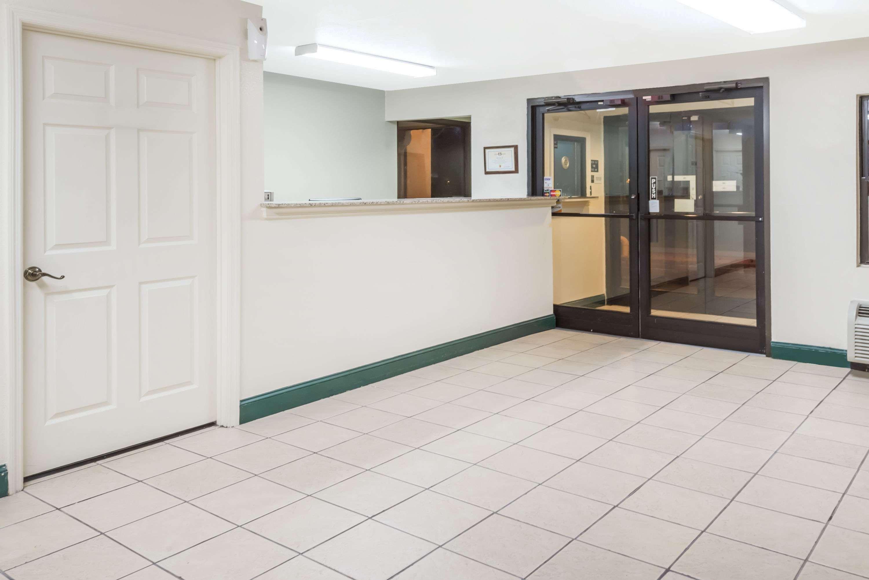 Super 8 By Wyndham Cleveland Motel Exterior photo