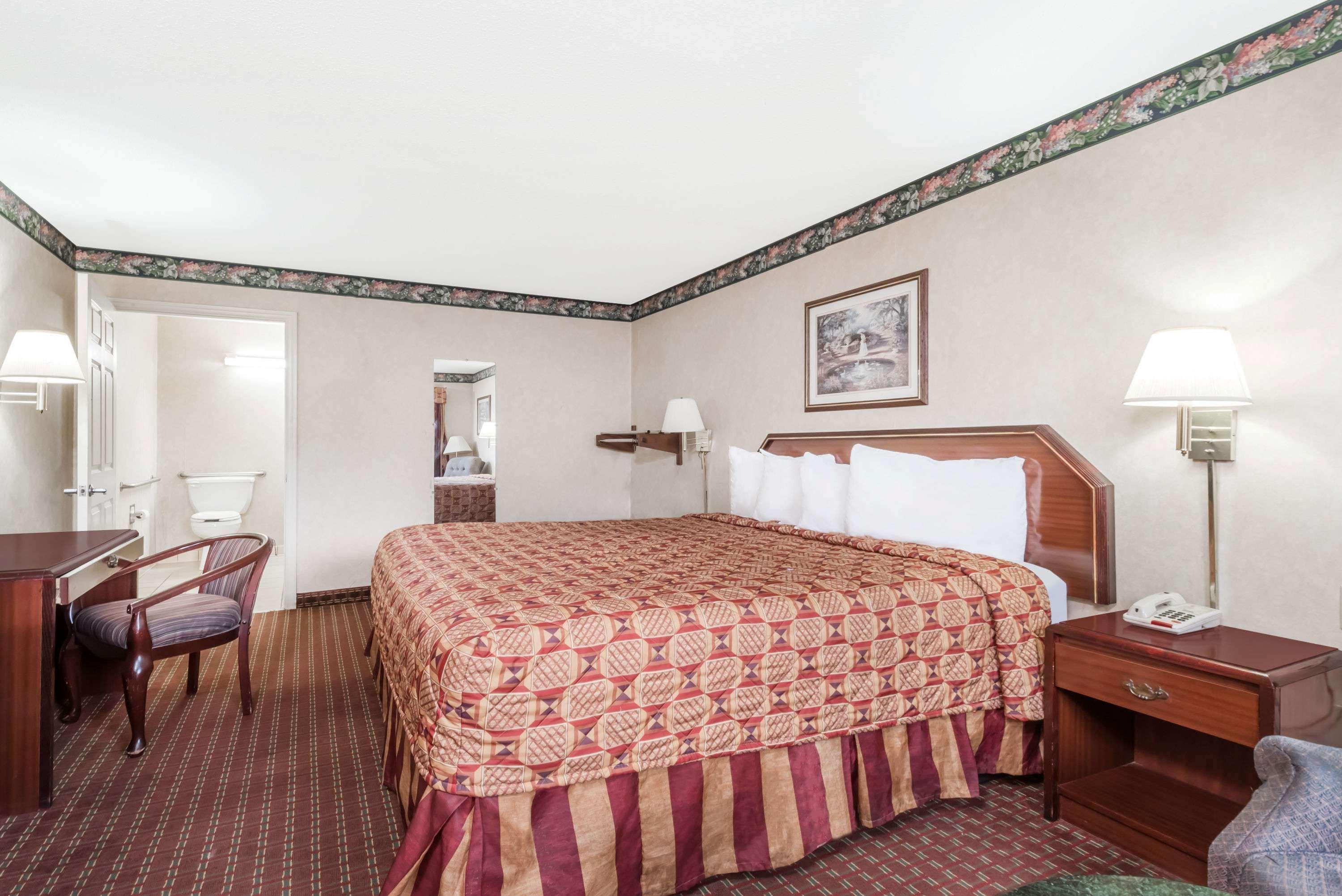 Super 8 By Wyndham Cleveland Motel Exterior photo