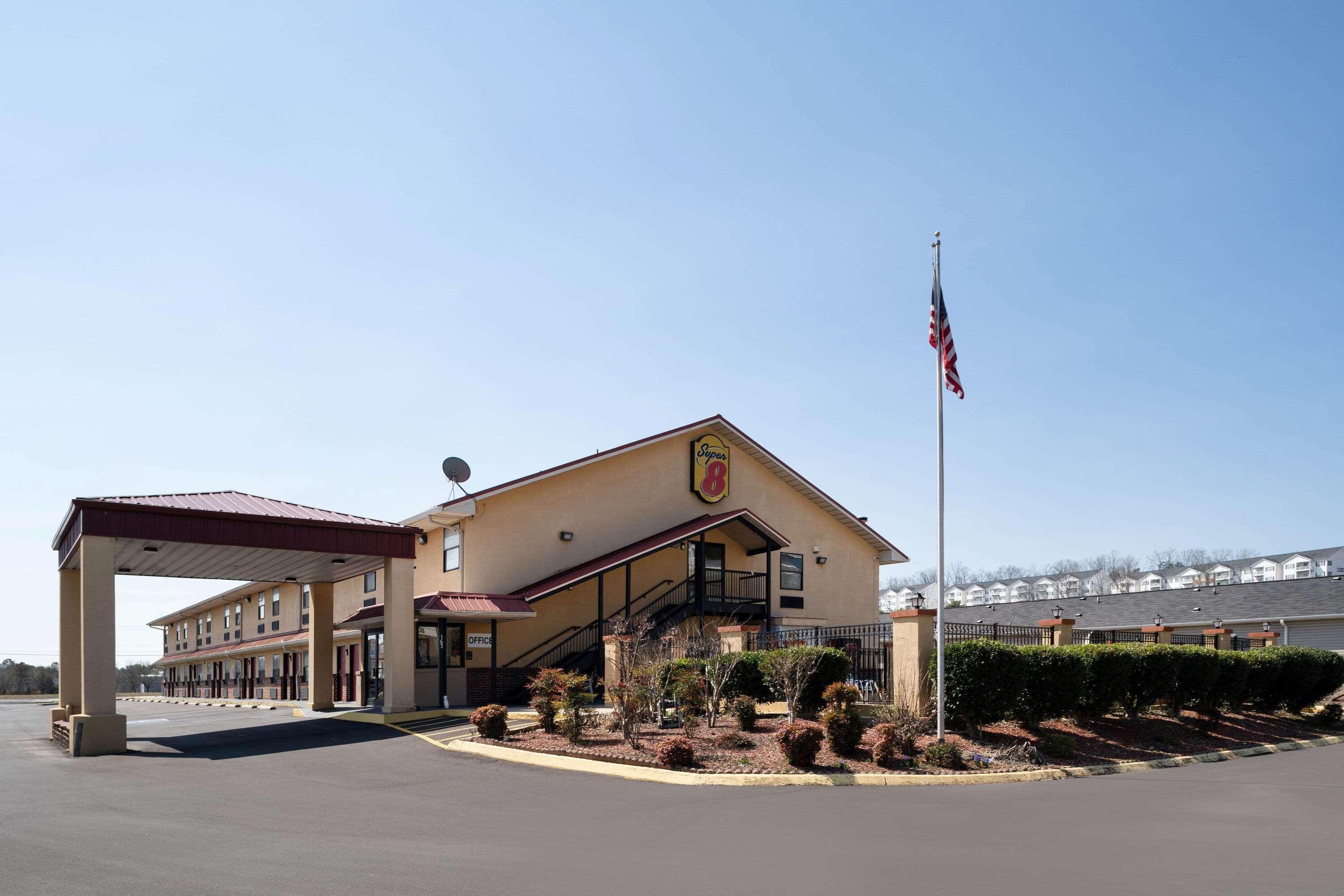 Super 8 By Wyndham Cleveland Motel Exterior photo