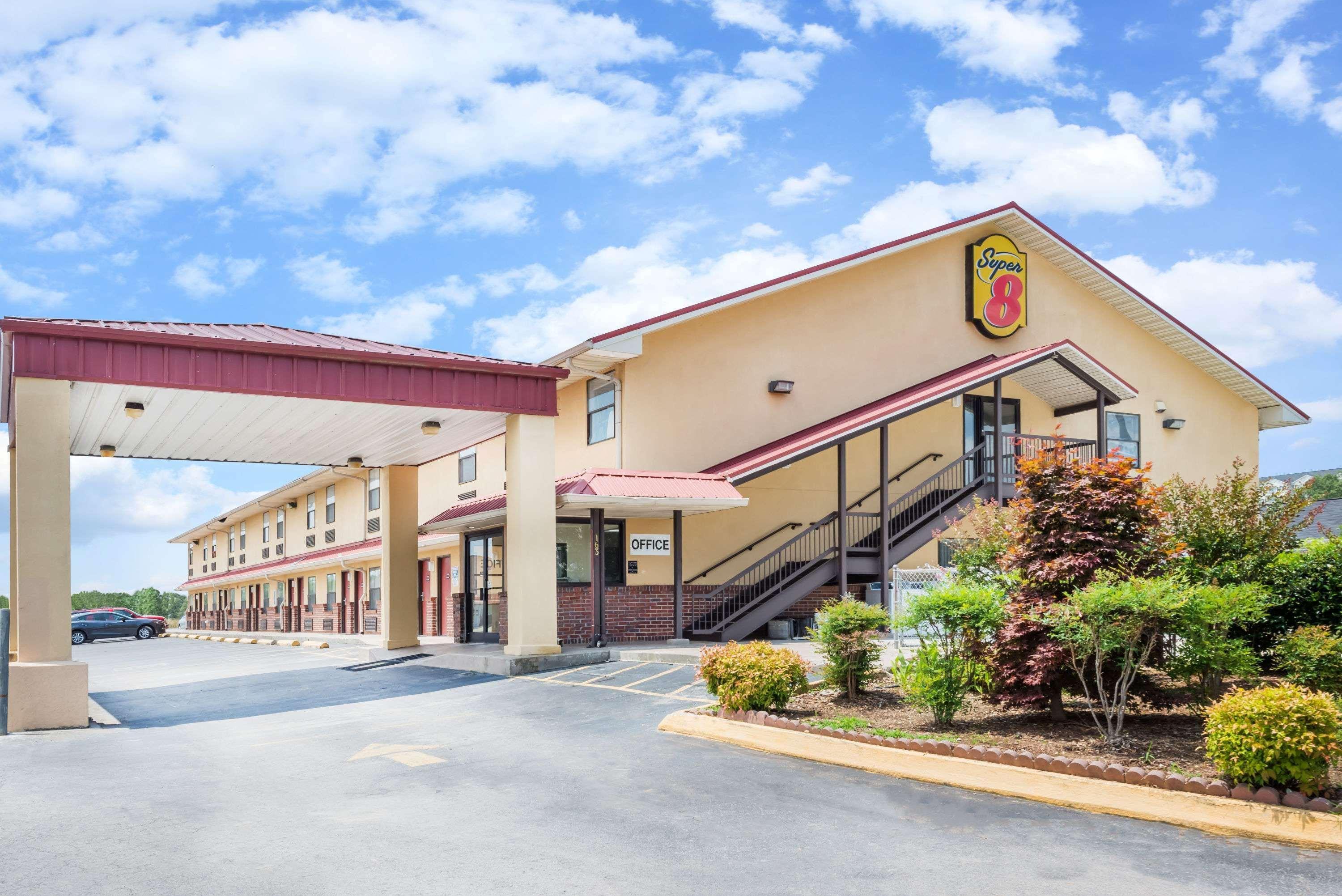 Super 8 By Wyndham Cleveland Motel Exterior photo
