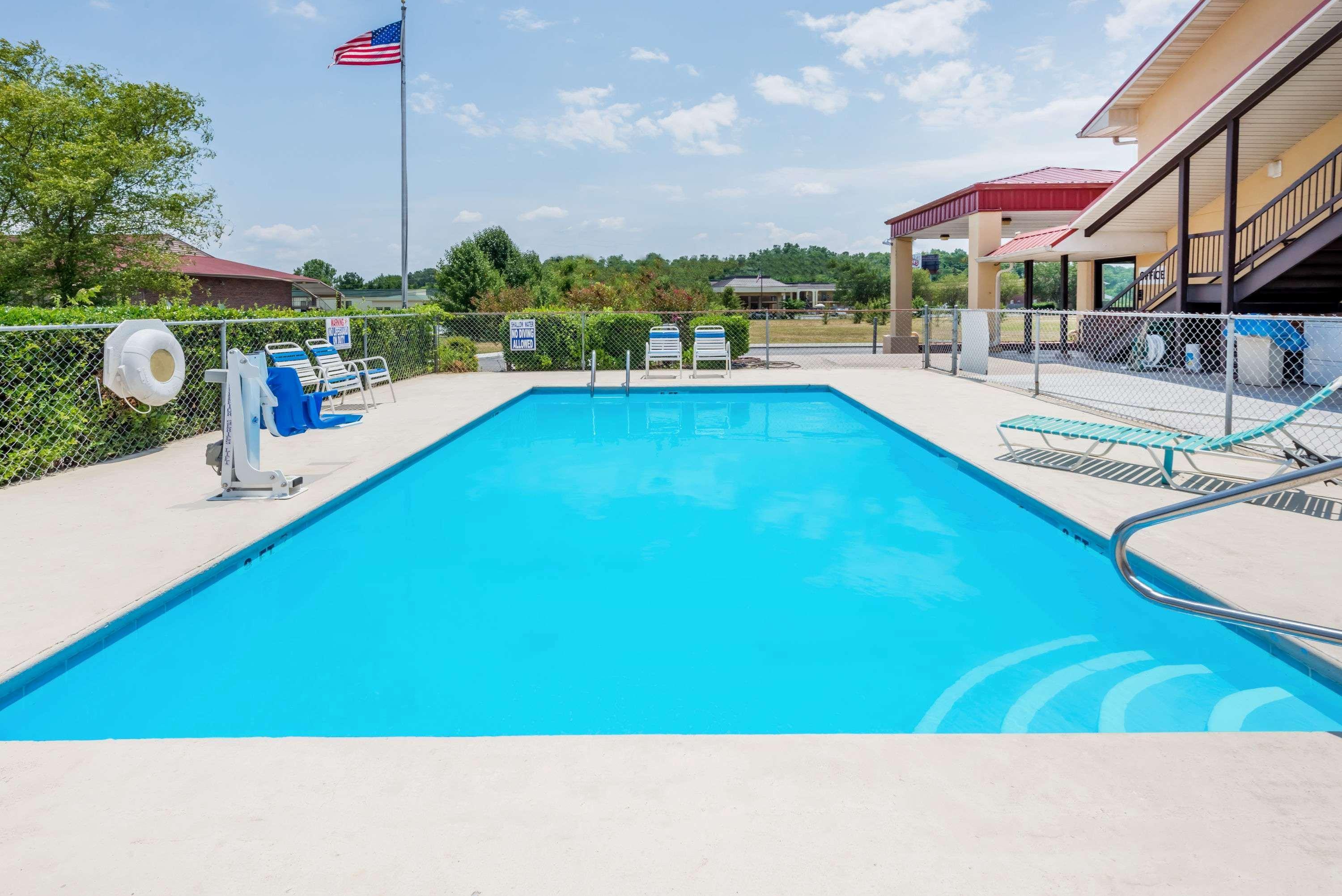 Super 8 By Wyndham Cleveland Motel Exterior photo