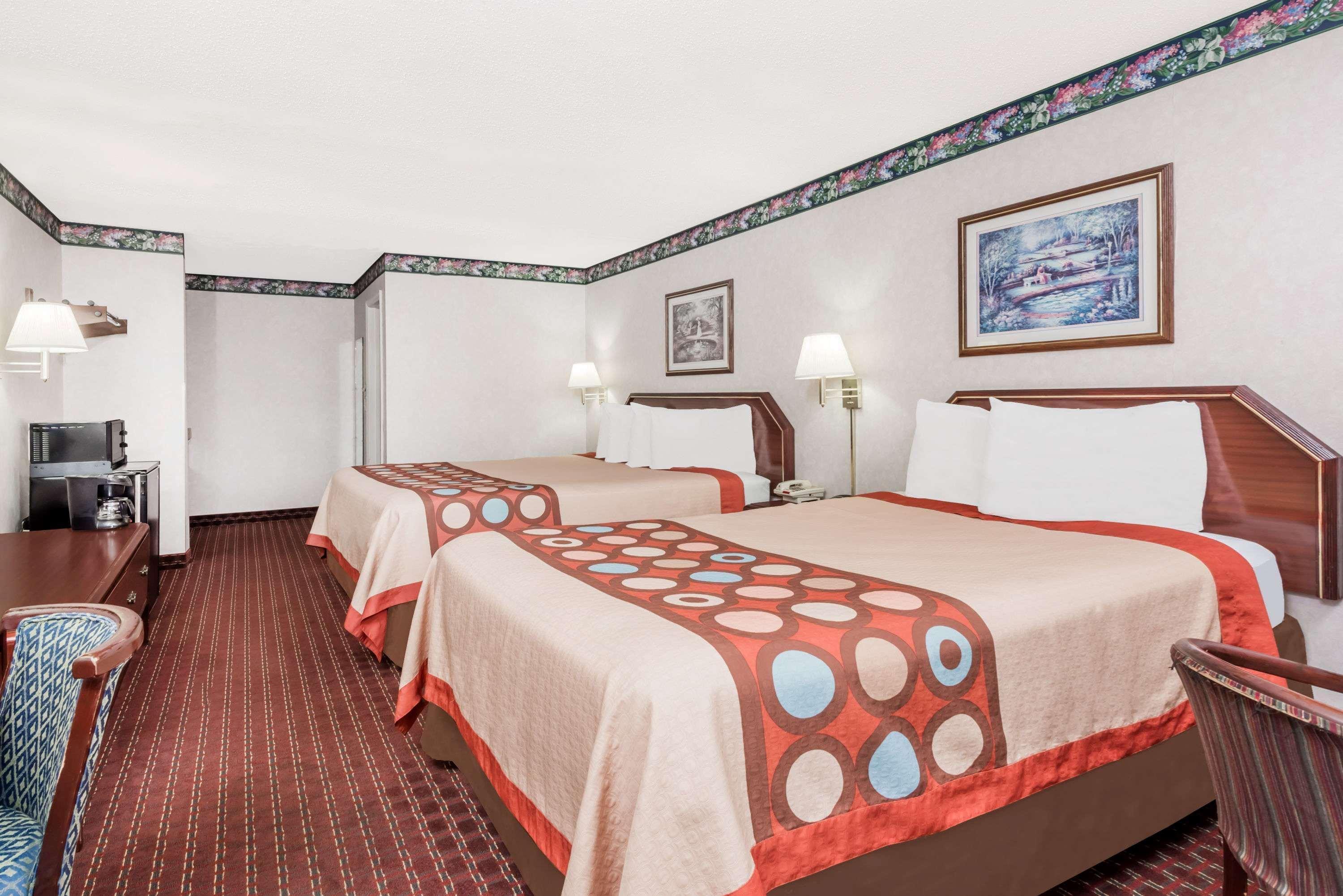 Super 8 By Wyndham Cleveland Motel Exterior photo