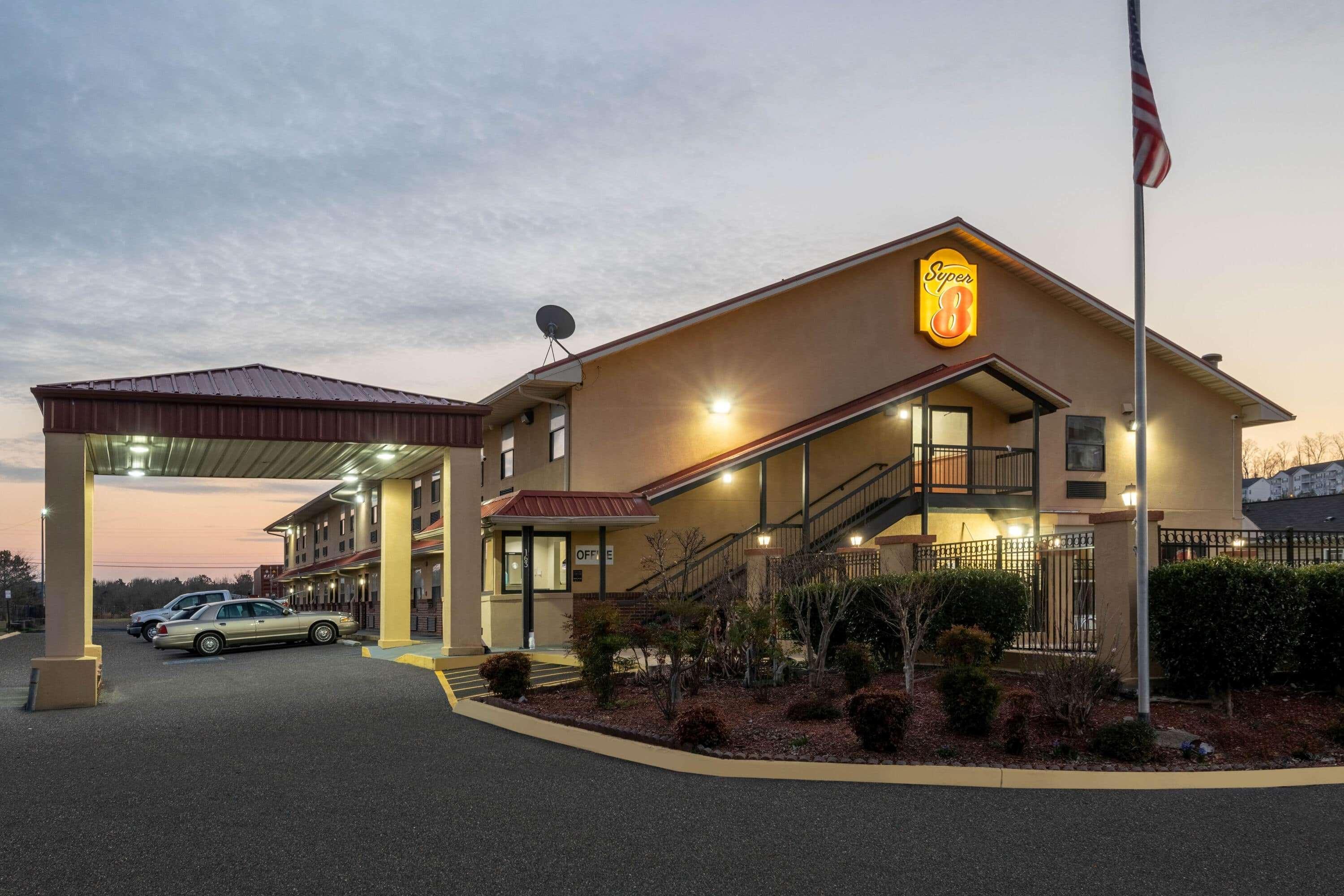 Super 8 By Wyndham Cleveland Motel Exterior photo