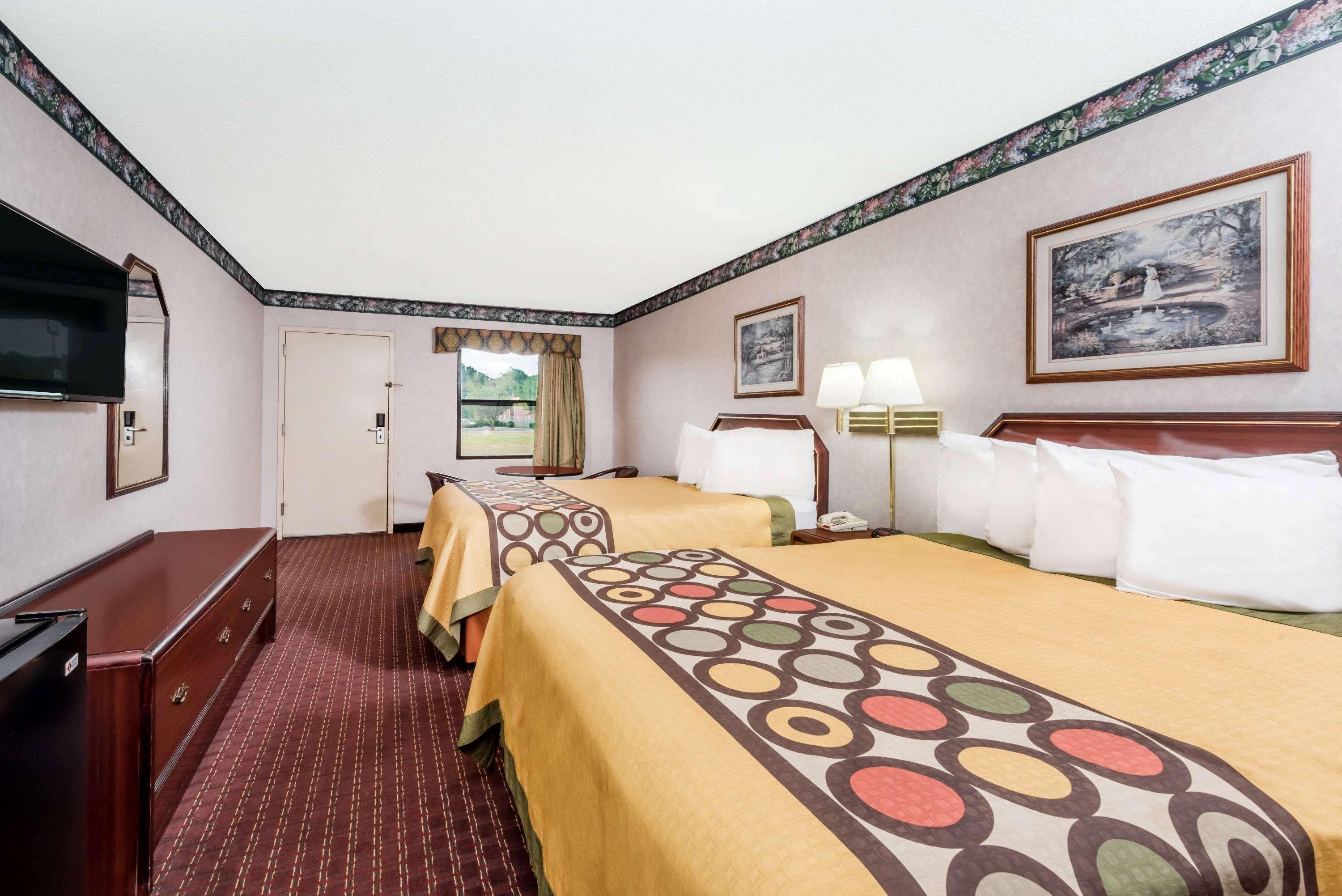 Super 8 By Wyndham Cleveland Motel Exterior photo