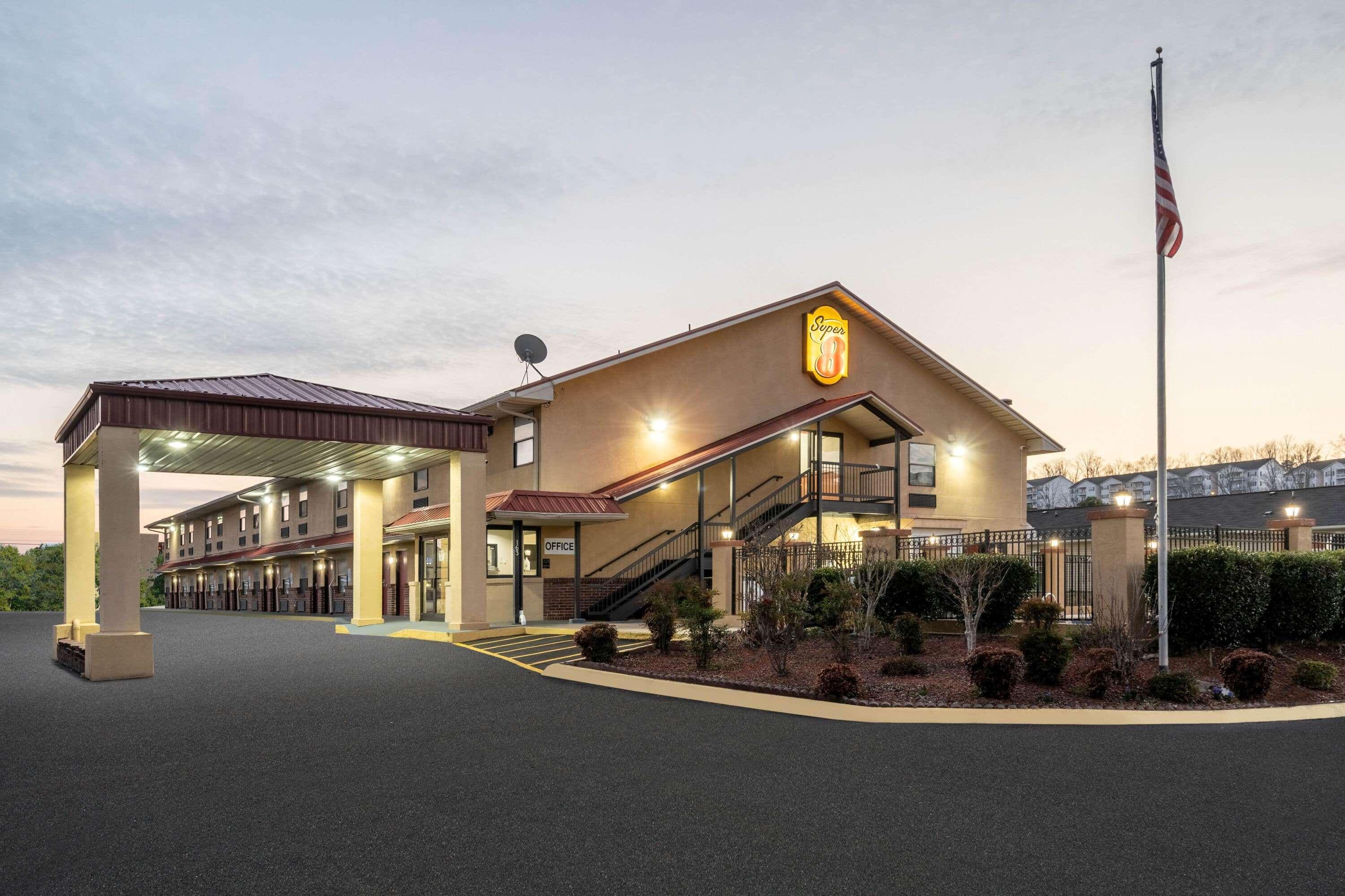 Super 8 By Wyndham Cleveland Motel Exterior photo