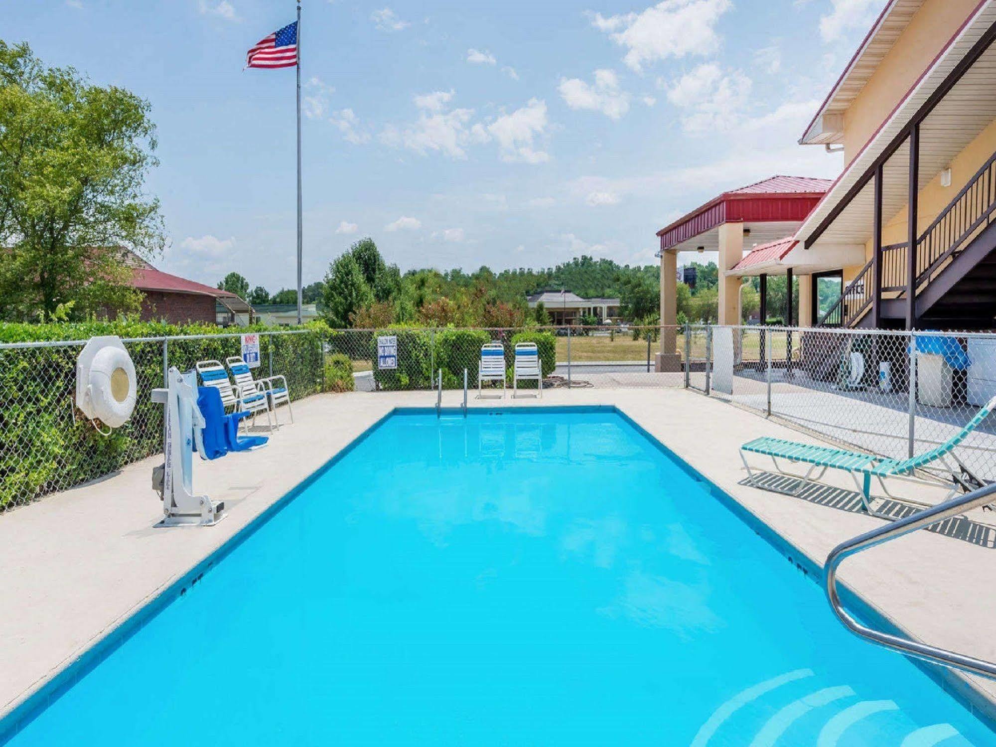 Super 8 By Wyndham Cleveland Motel Exterior photo